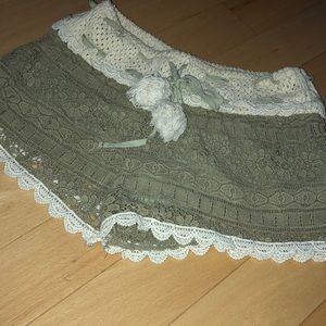 Green/cream patterned shorts